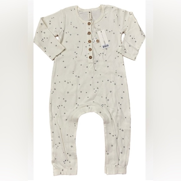 Quincy Mae Other - Quincy Mae Organic Cotton Romper, Ivory w/ Blue Stars, Leg Snaps, NWT, Rylee+Cru